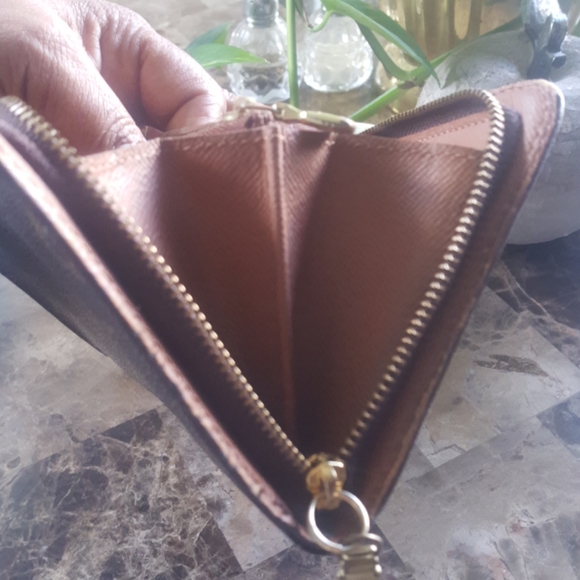 Authentic Louis Vuitton Zippy Wallet - Picture 6 of 12